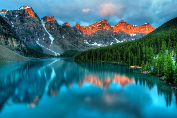 Les montagnes se reflètent dans la surface de l eau du lac