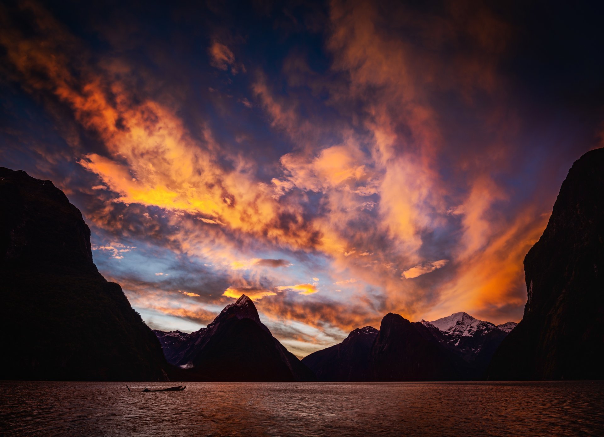 milford sound nowa zelandia zachód słońca