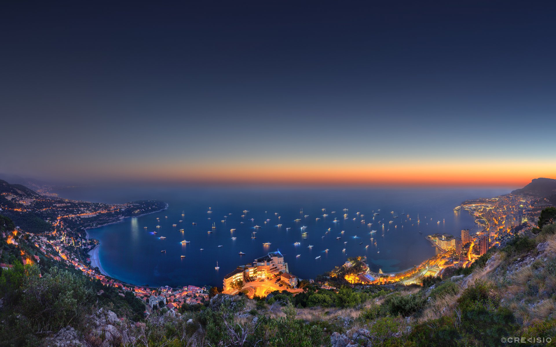 vista palace über monaco stadt meer hügel abend lichter berg