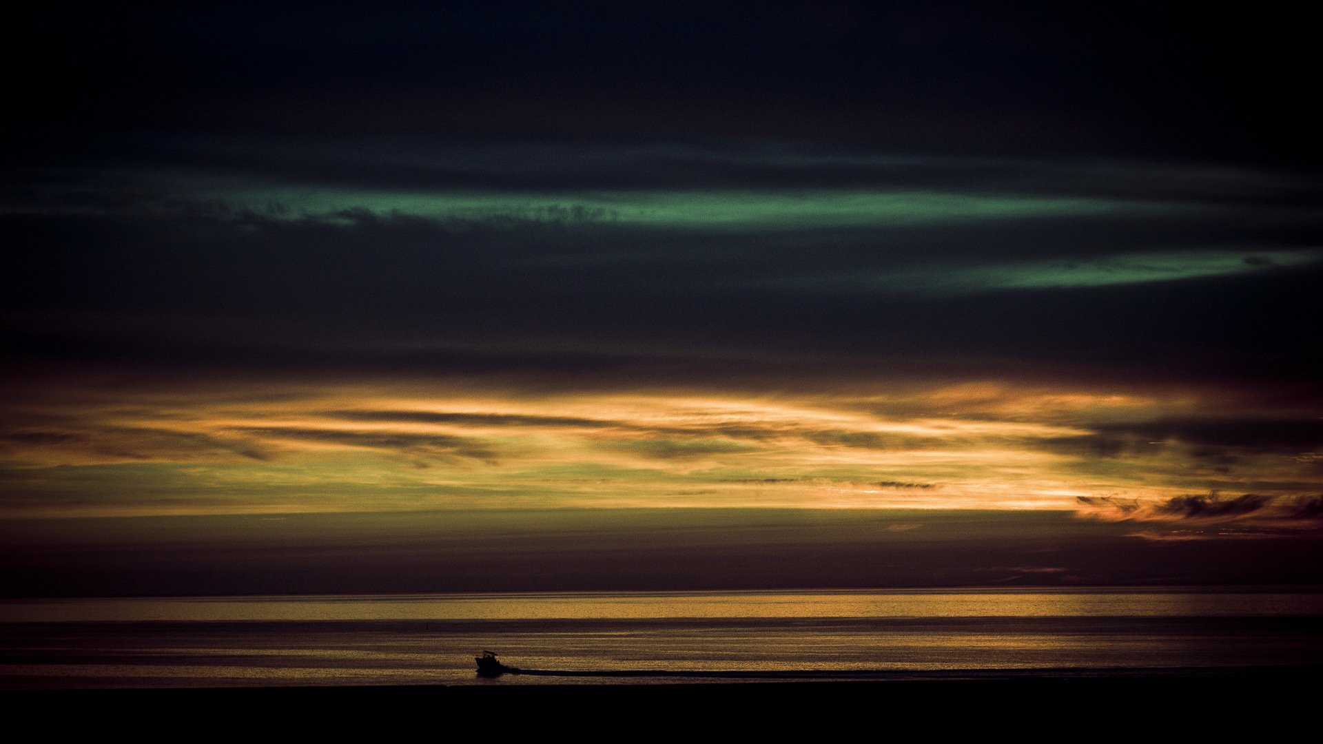 mer bateau nuages coucher de soleil