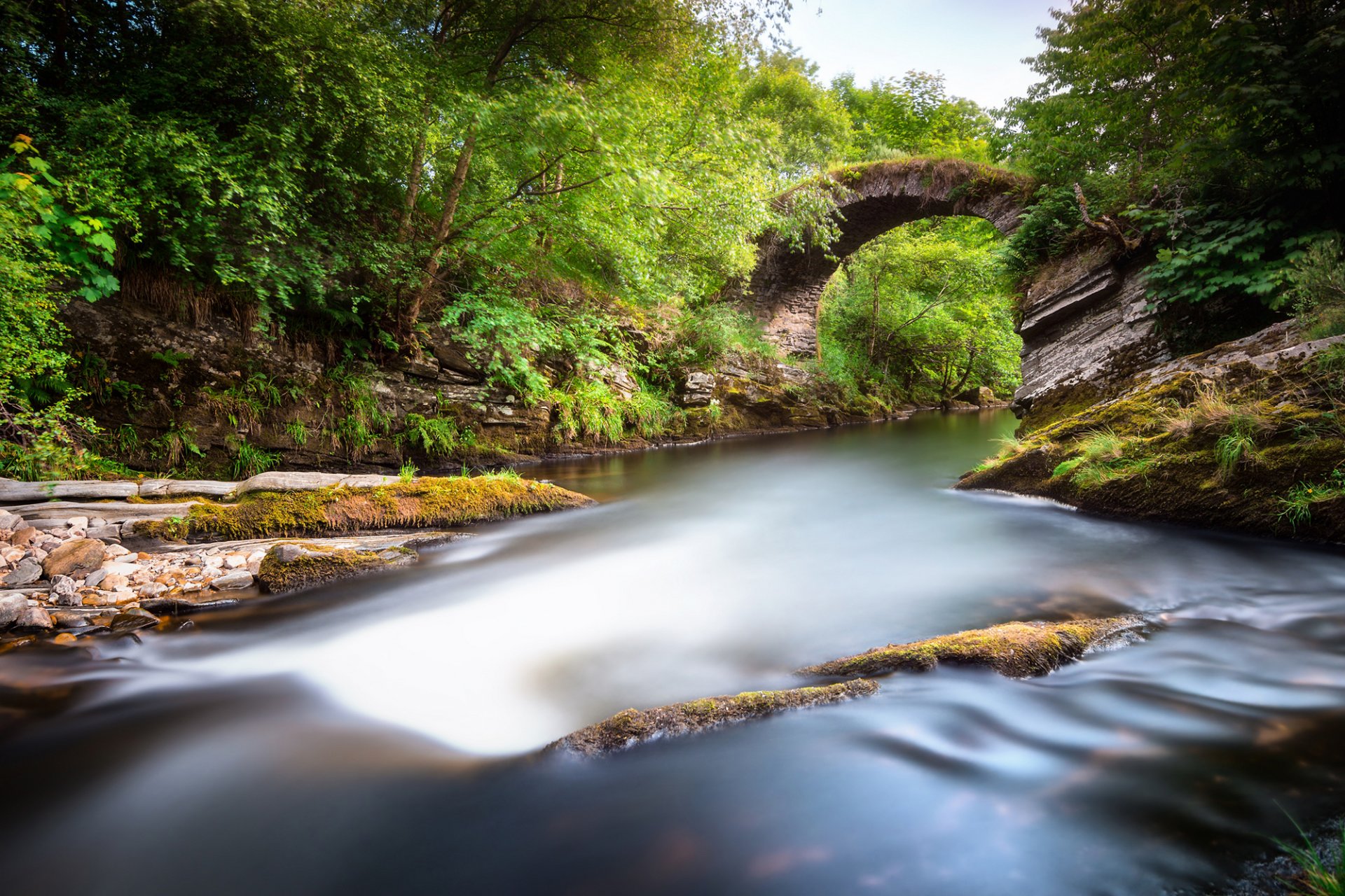 escocia alba reino unido parque valle río piedras árboles vegetación puente naturaleza paisaje