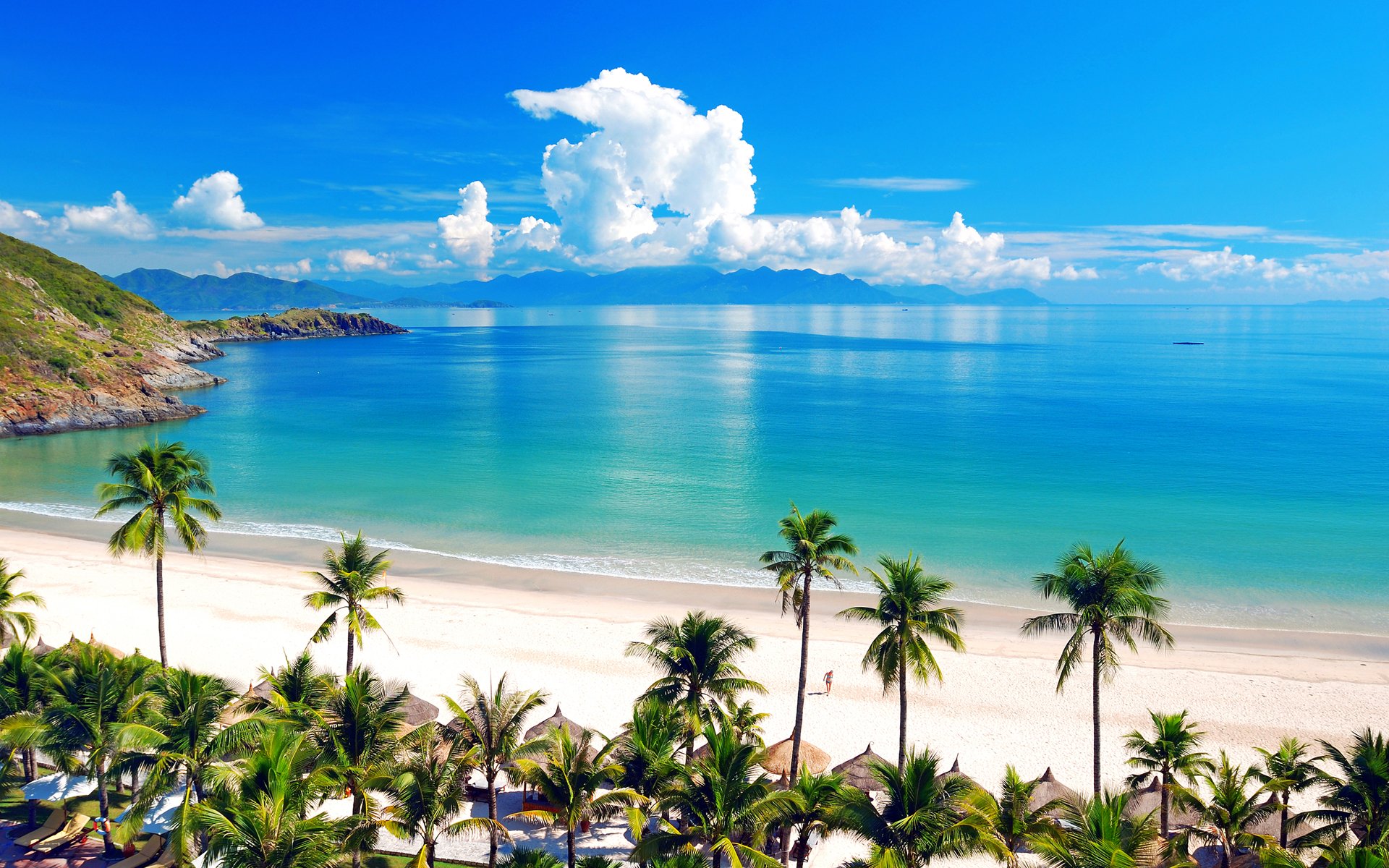 ciel nuages mer océan tropiques montagnes palmiers fille côte plage vacances