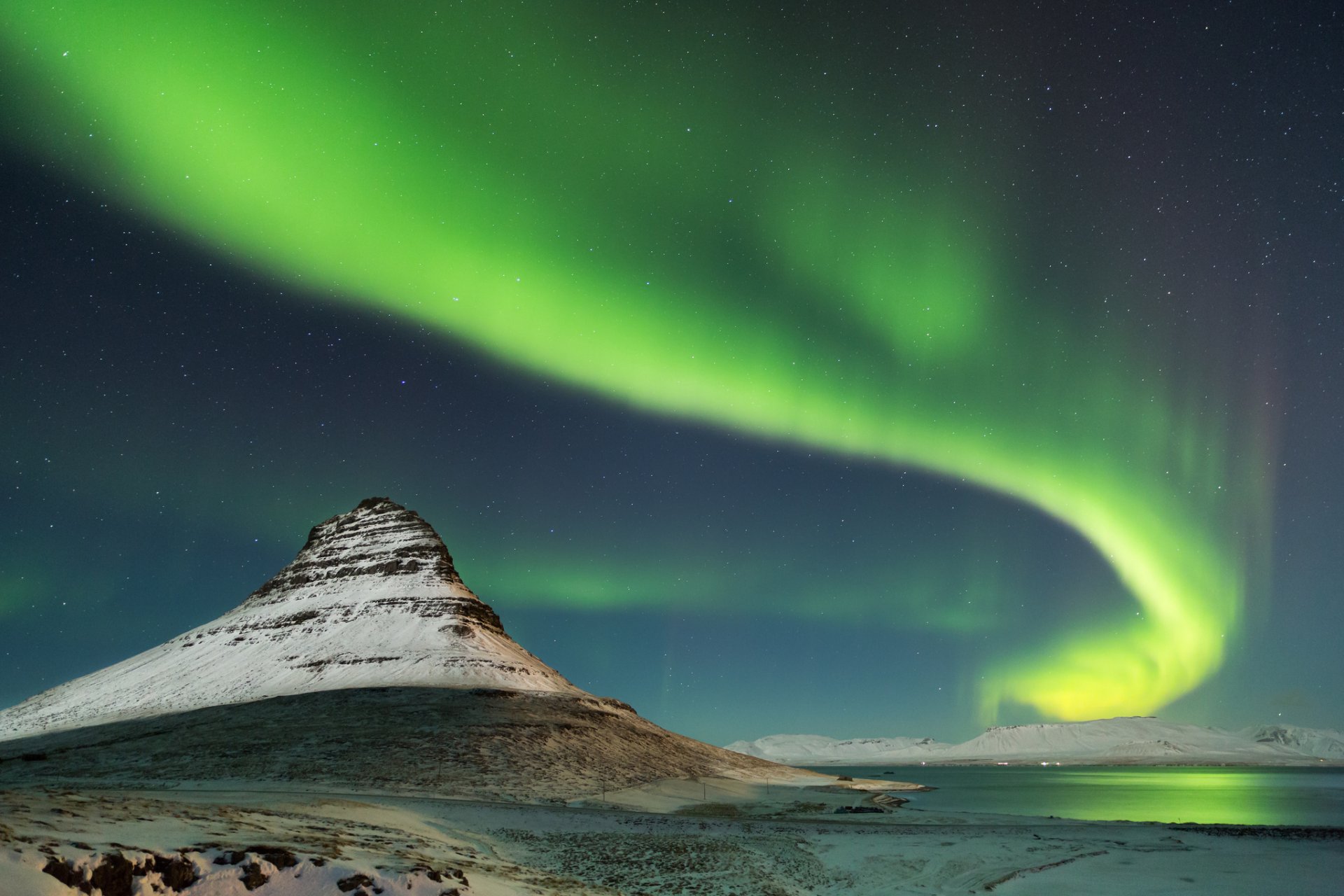 islanda kirkjufell montagna neve notte aurora boreale