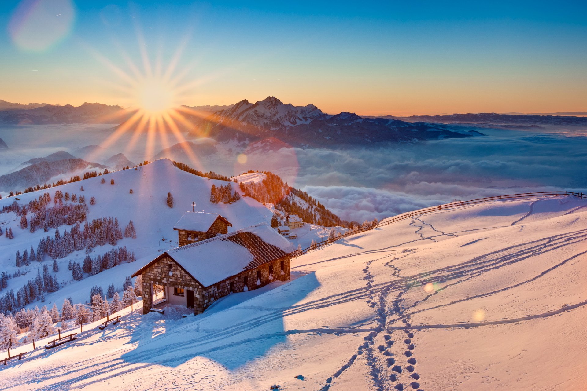 casas montañas invierno cielo nieve árboles niebla sol