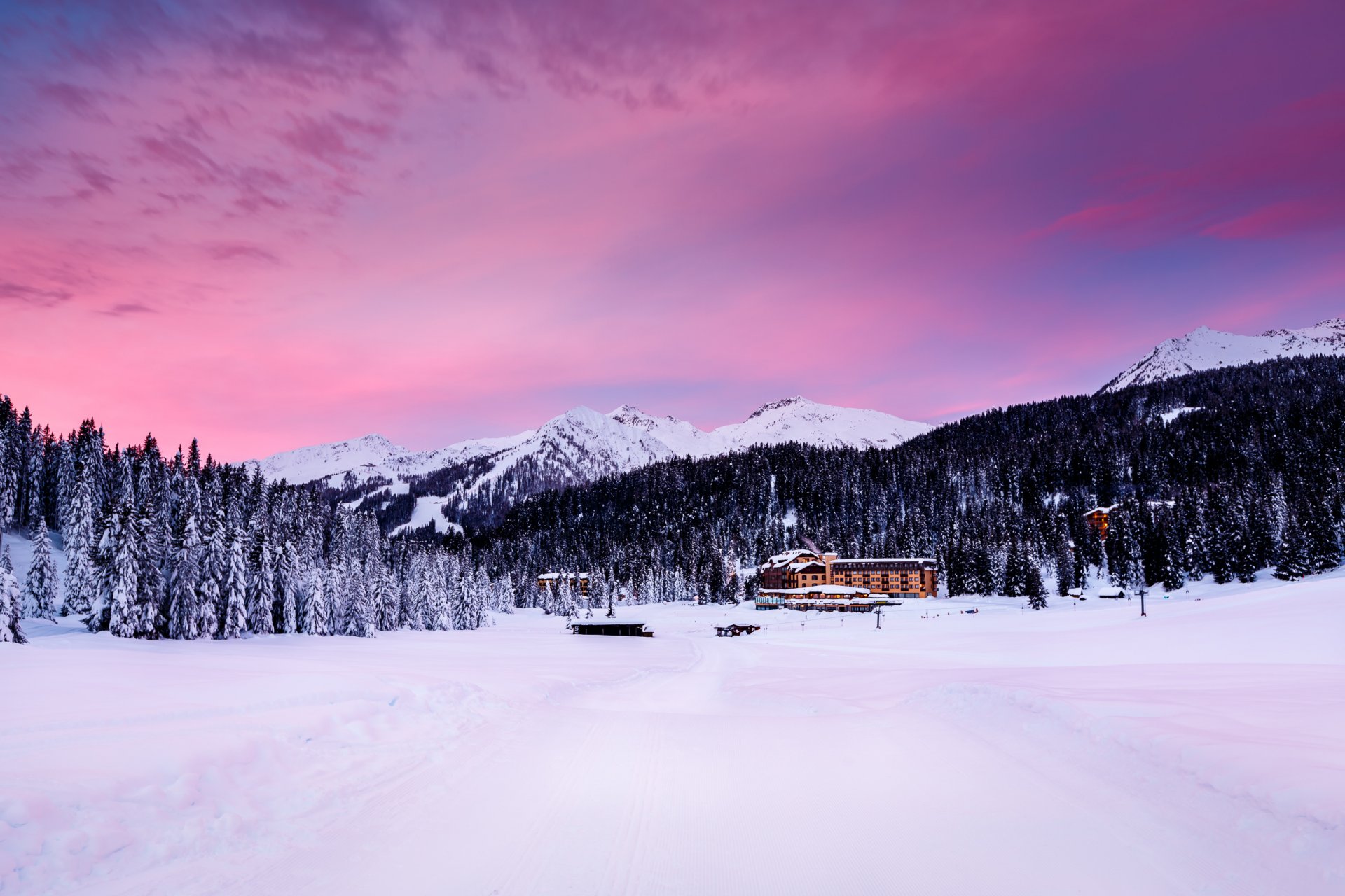 madonna di campiglio madonna di campiglio italia italia alpes alpi montañas árboles árboles de navidad nieve naturaleza casas edificios casas crepúsculo noche