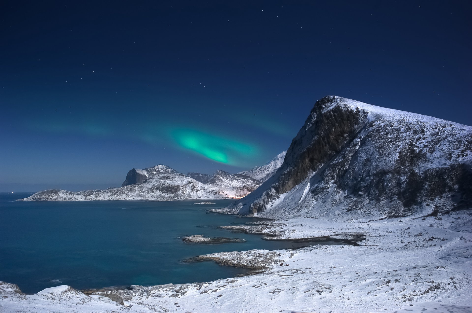 islandia bahía rocas noche aurora boreal