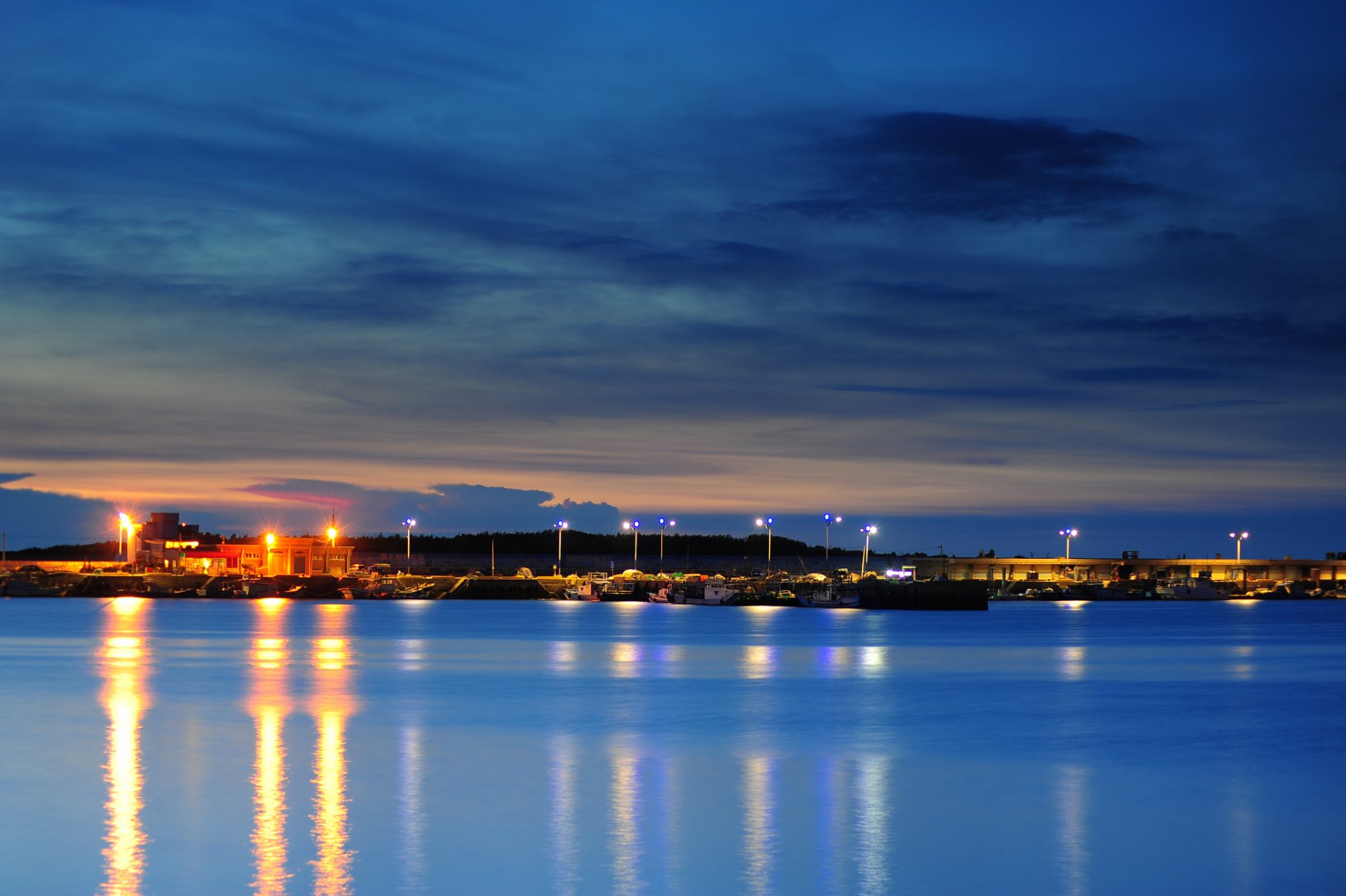 tajwan miasto port oświetlenie latarnie cieśnina wieczór zmierzch pomarańczowy zachód słońca niebo chmury błękit