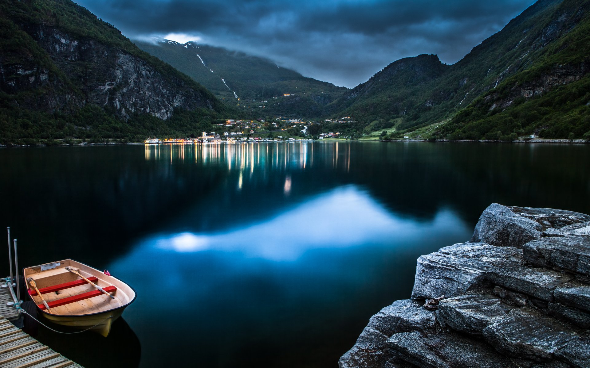 geiranger norvège lac bateau montagnes