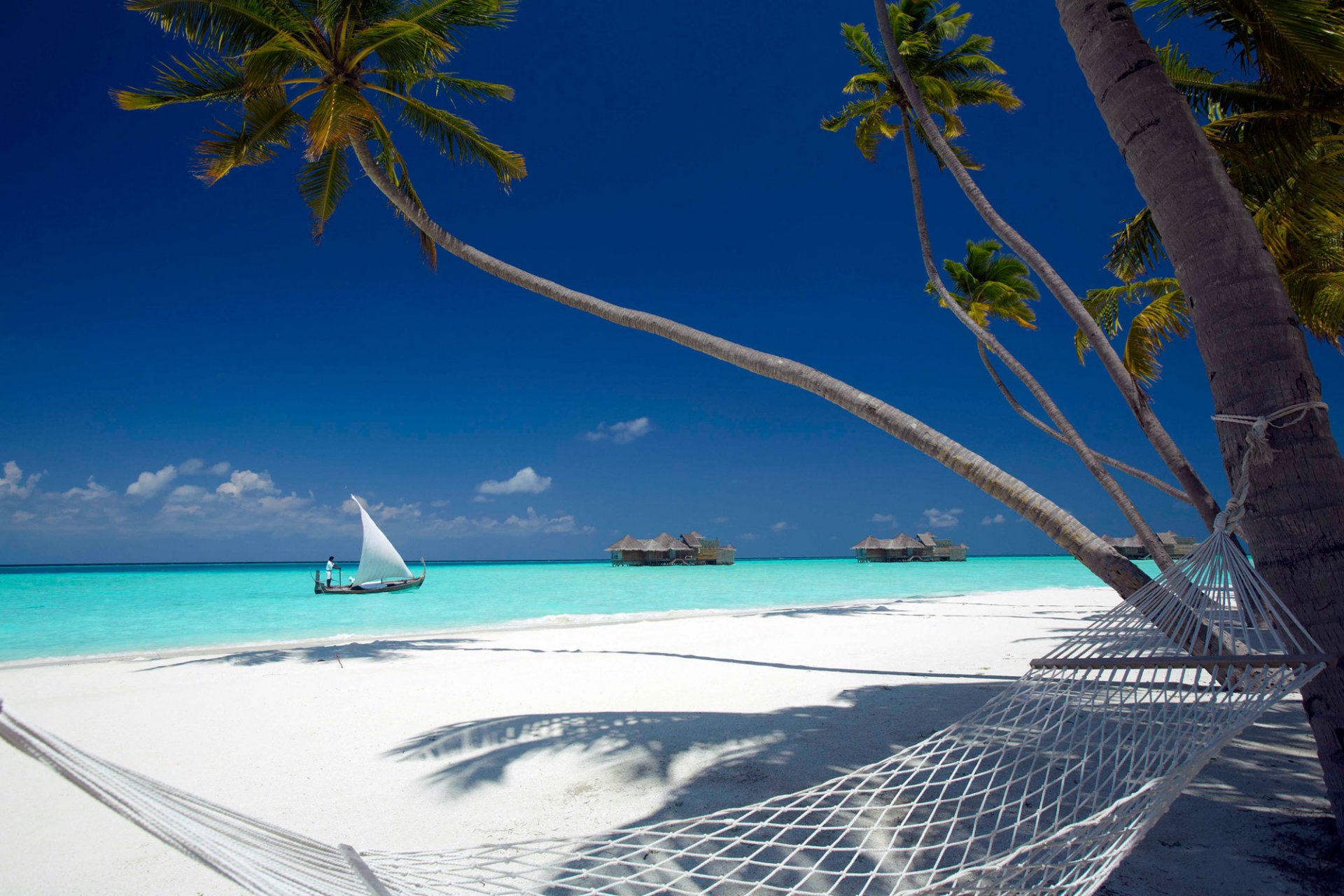 océano playa arena palmeras hamaca bungalow barco cielo nubes