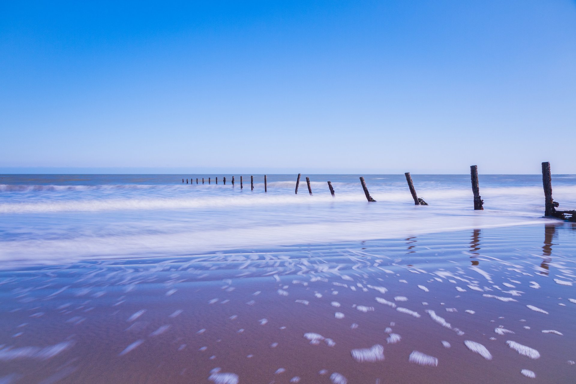 royaume-uni angleterre mer mousse supports côte sable bleu ciel