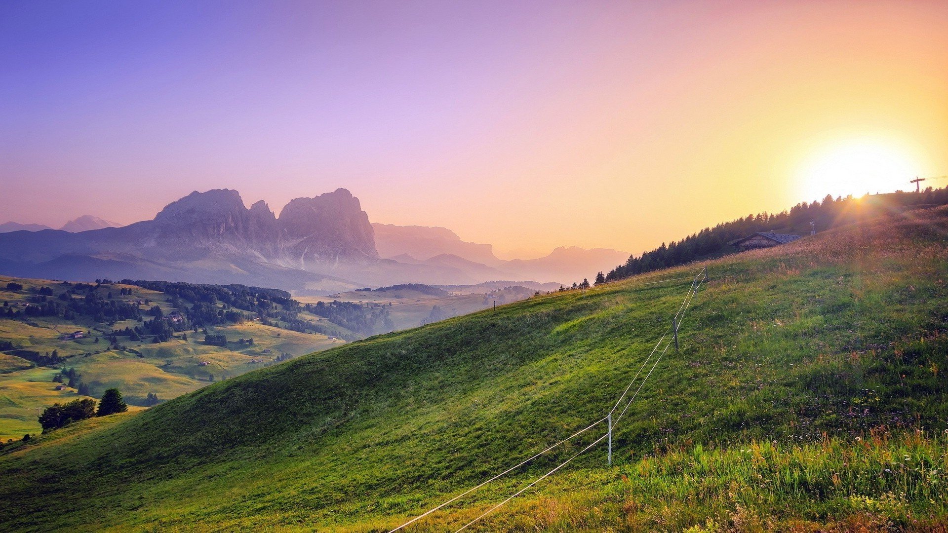 bella vista luce del sole montagne erba paesaggio fiabesco