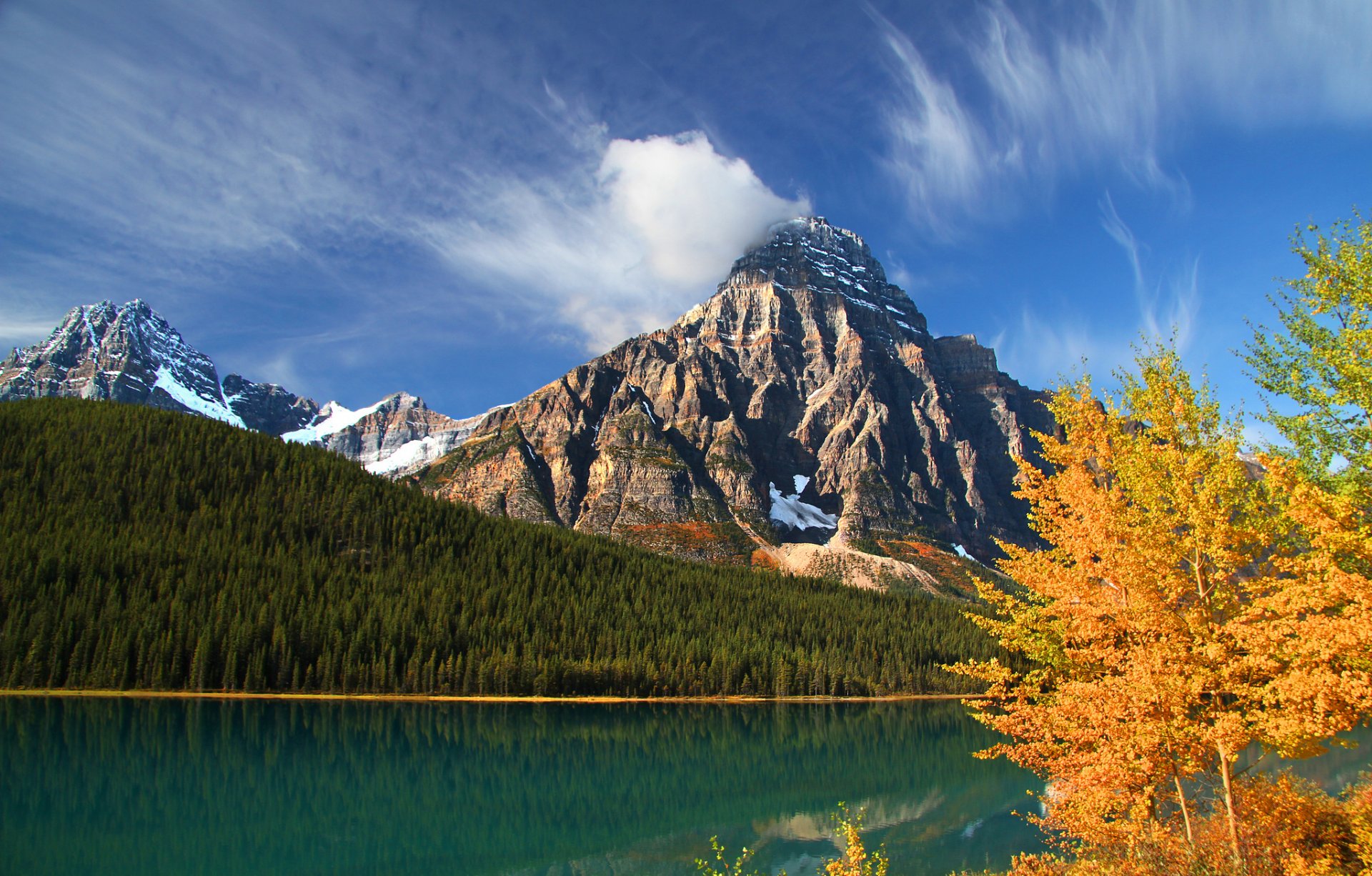 dolne jezioro ptactwa wodnego park narodowy banff alberta kanada howes peak góra chefrena banff jezioro góry las drzewa jesień