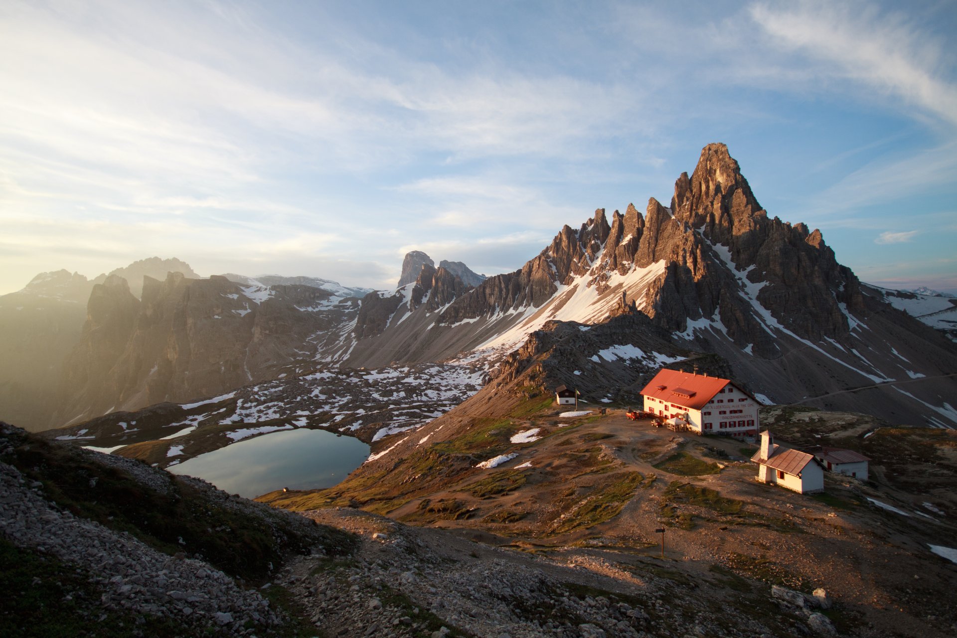 sonnenaufgang auf dem mount paterno und der unterkunft locatelli italien natur landschaft himmel wolken sonnenaufgang auf dem mount paterno und dem dach von locatelli schön