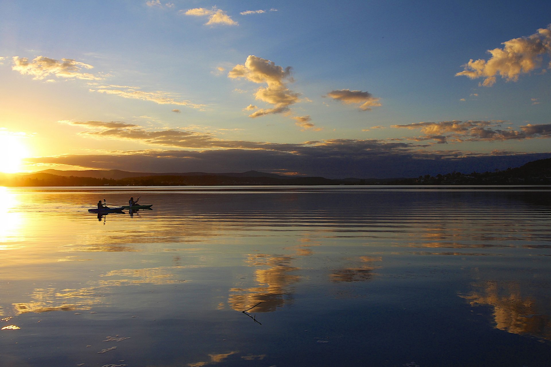 colinas lago tranquilidad mañana amanecer