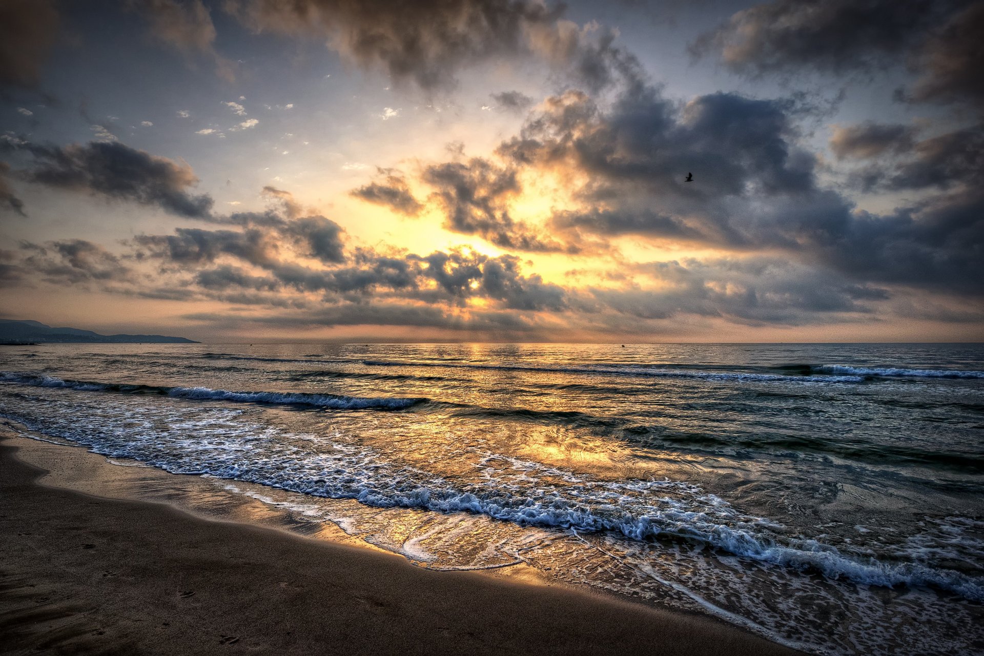 mar olas costa arena cielo nubes puesta de sol