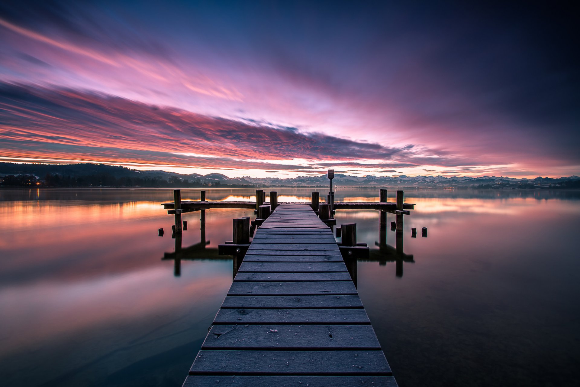 suisse aube matin ciel nuages aube lac eau surface côte en bois pont nature