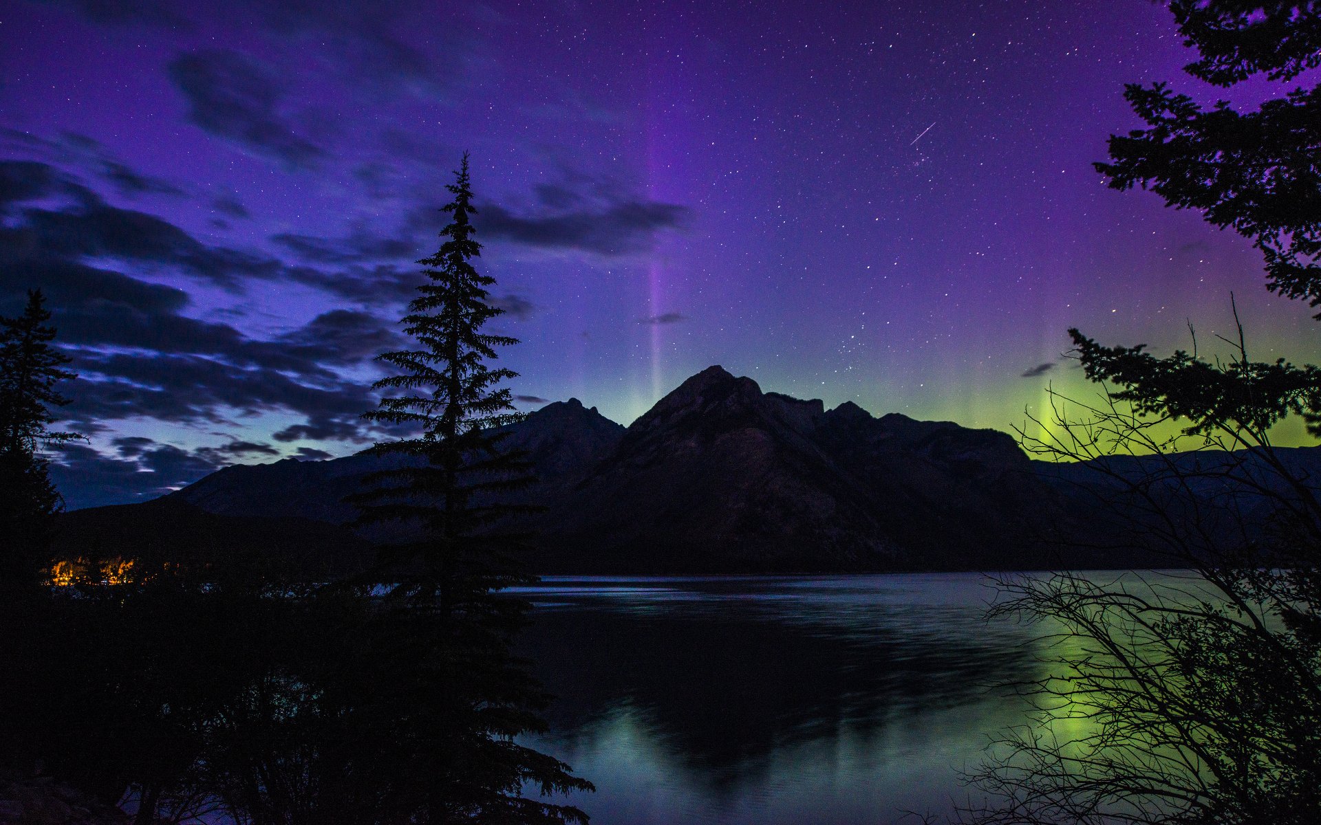 notte parco nazionale di banff alberta canada foresta montagna lago aurora boreale