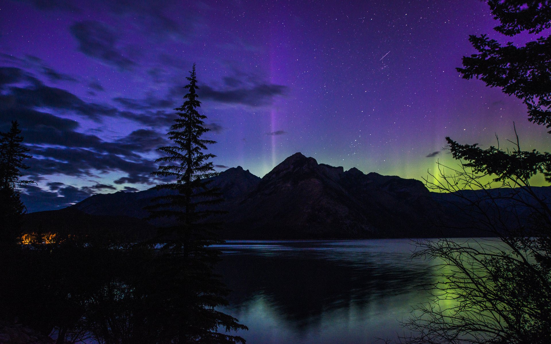 noc park narodowy banff alberta kanada las góra jezioro zorza polarna