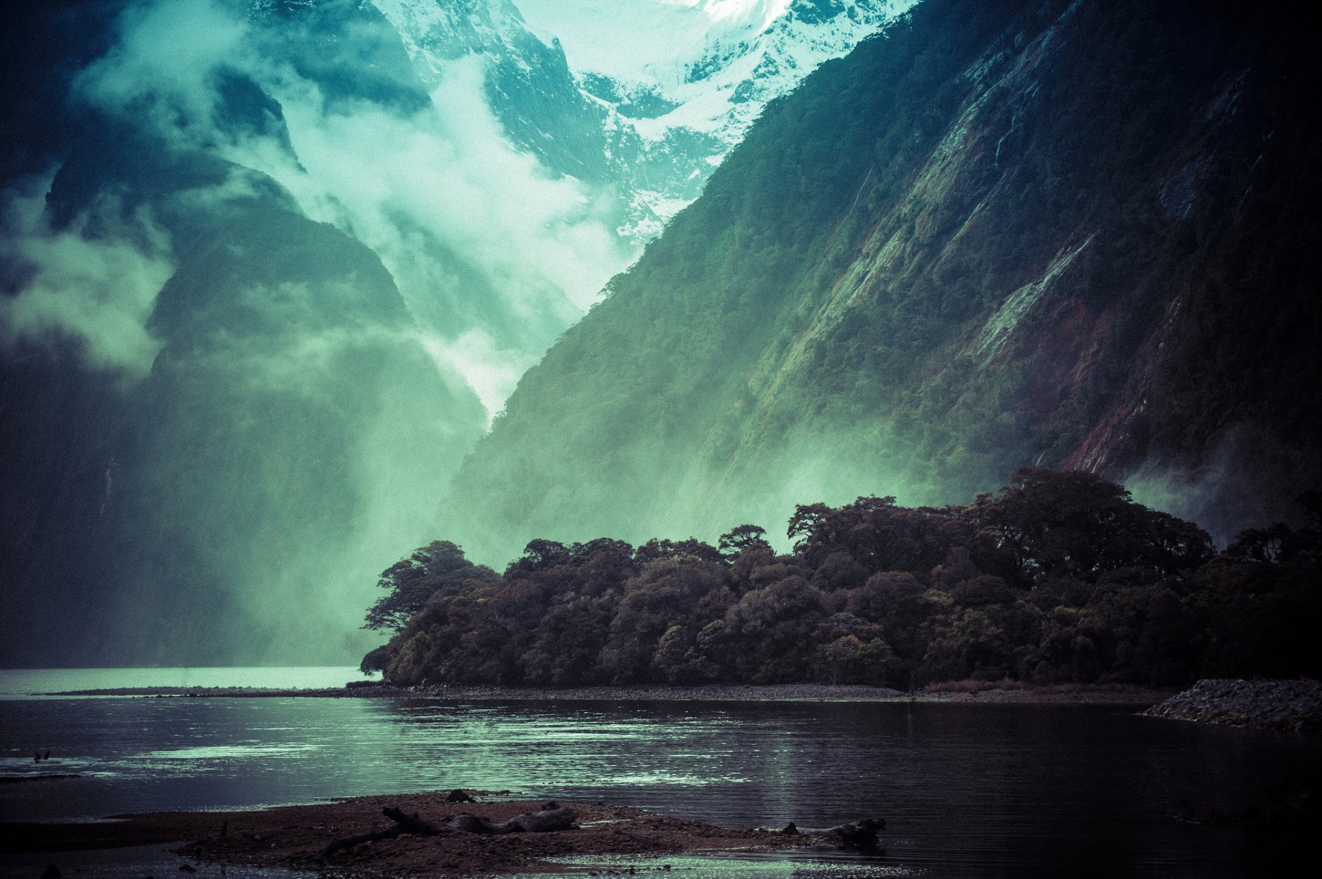 montagne nuvole lago cascata alberi