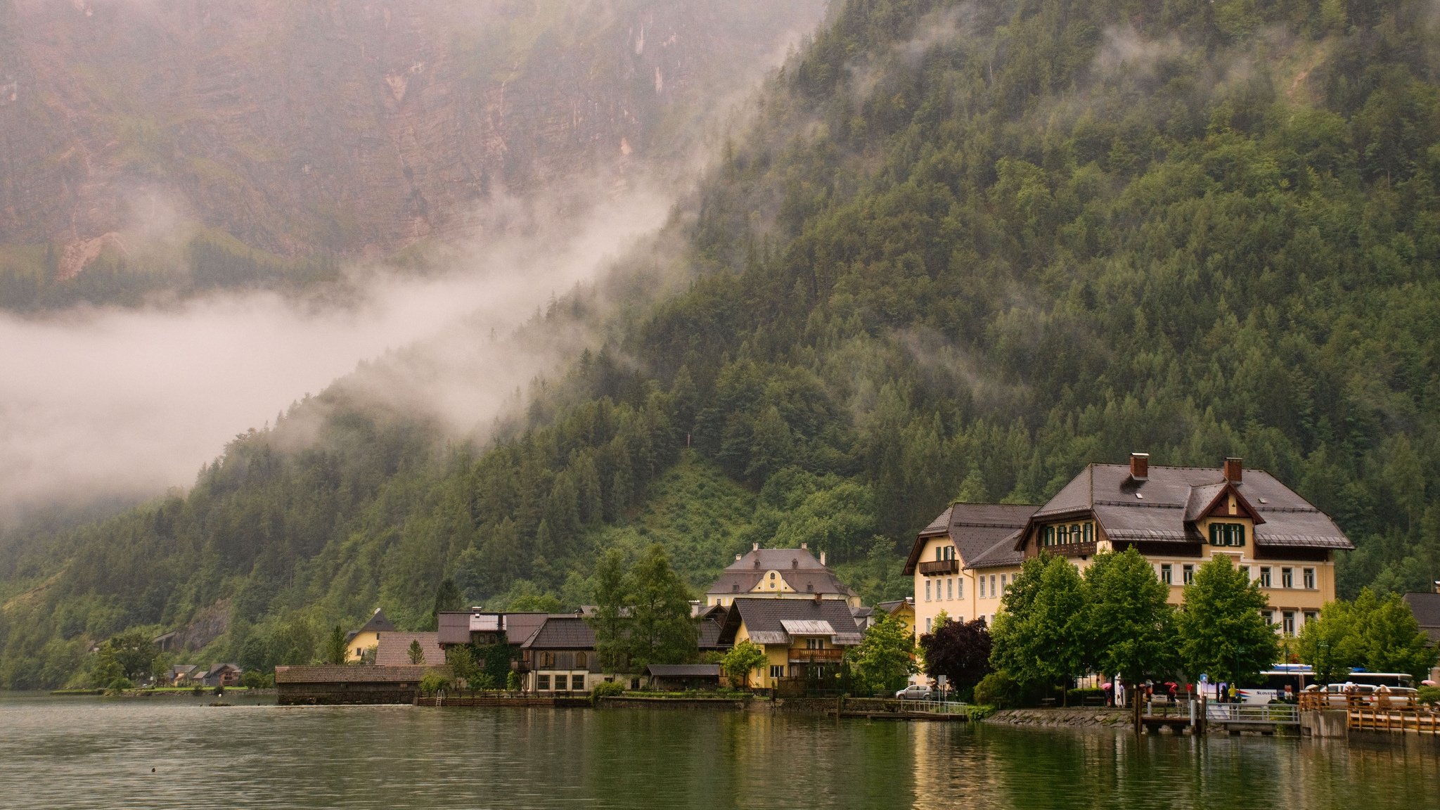 austria góry las mgła miasto hallstatt