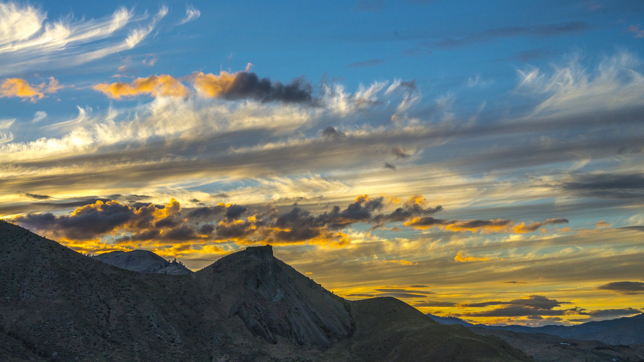 montagnes ciel nuages lever du soleil