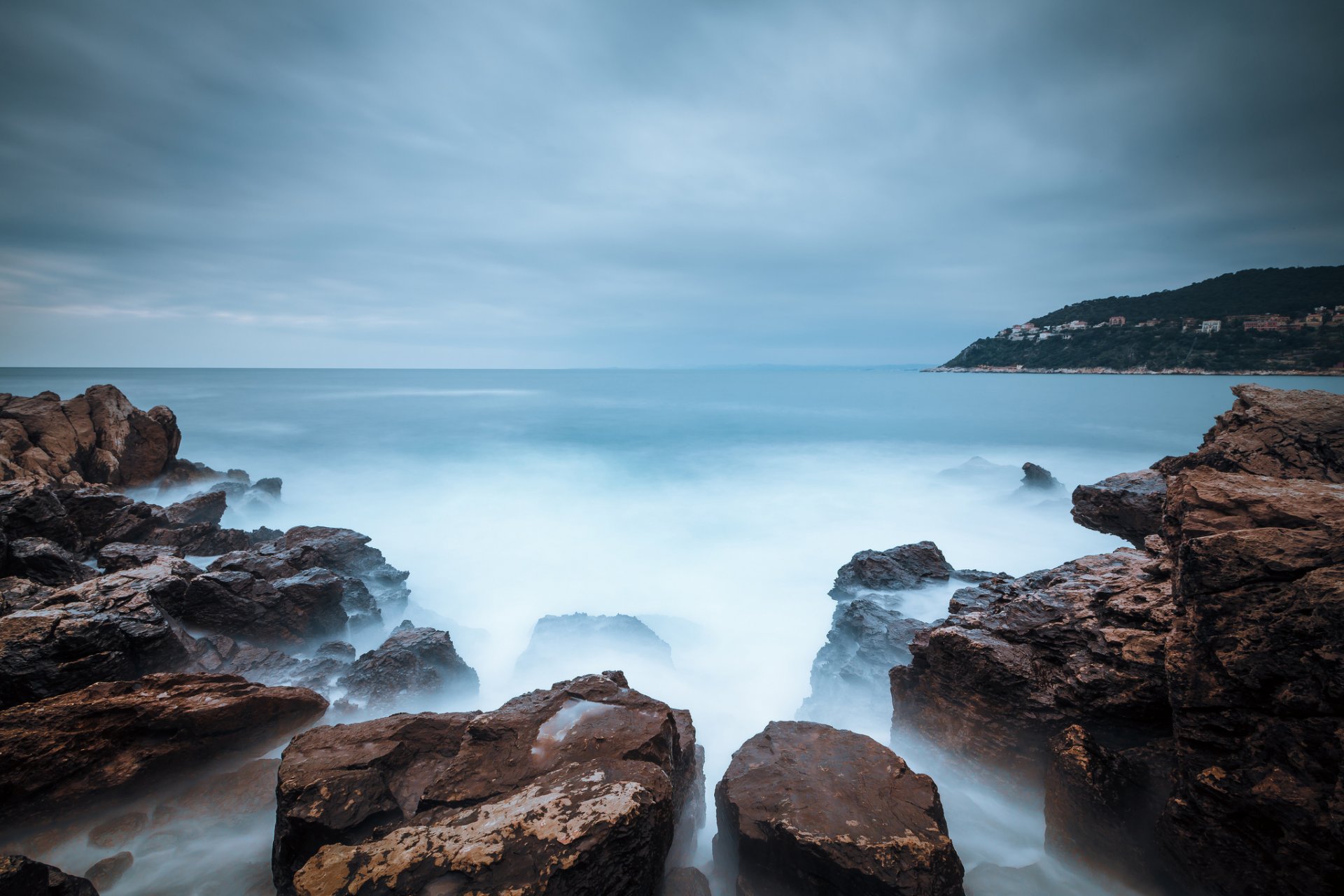 mer plage pierres rochers nuages