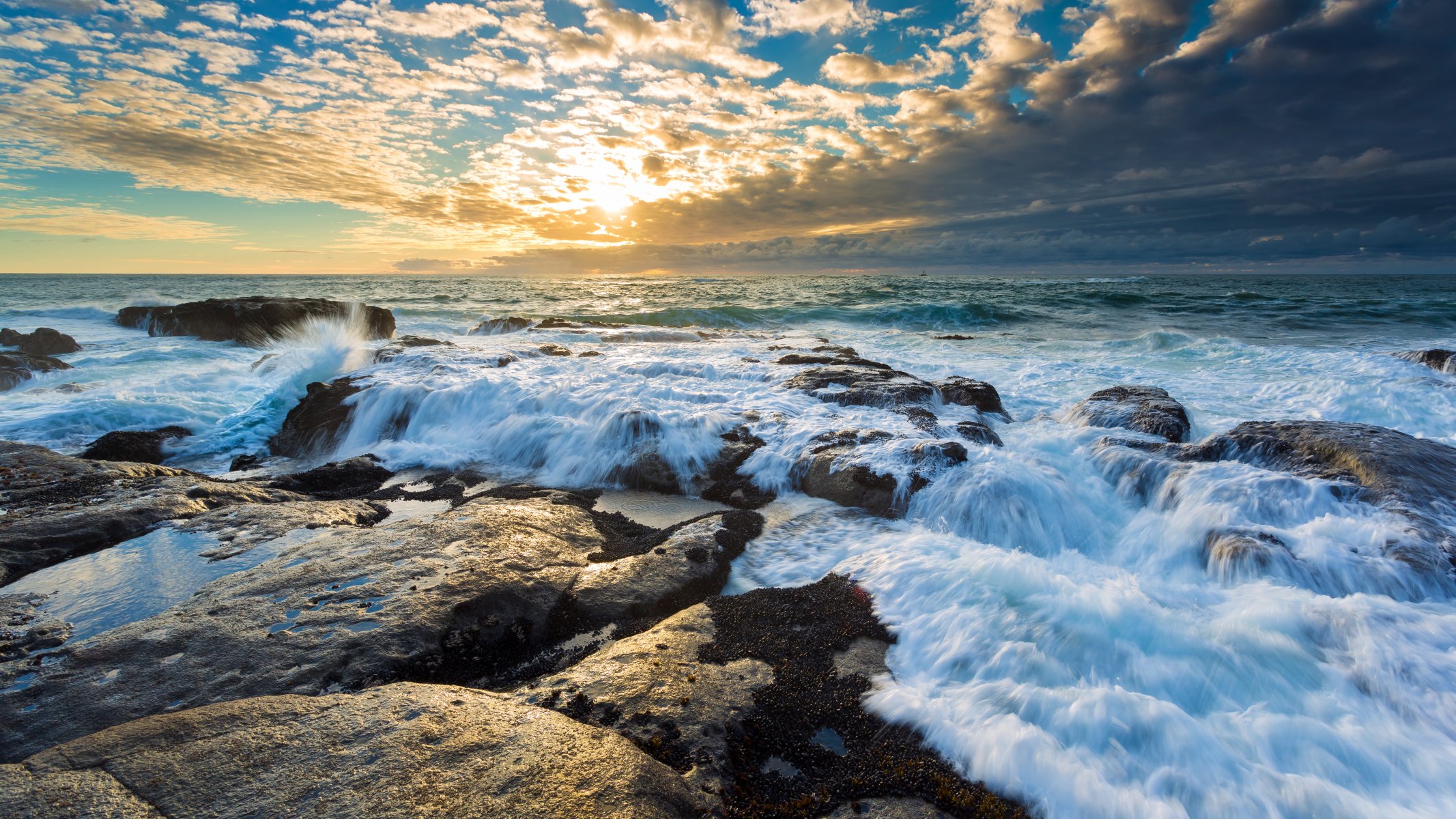 roccia mare barca tramonto nuvole