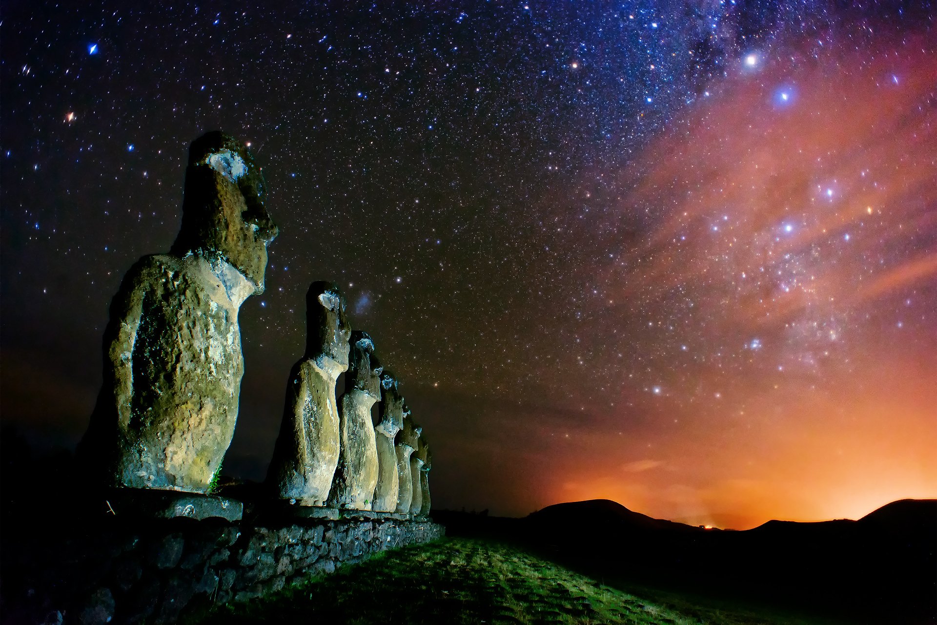 ostorv pascua rapa nui estatuas de moai noche vía láctea nubes de magelan estrellas