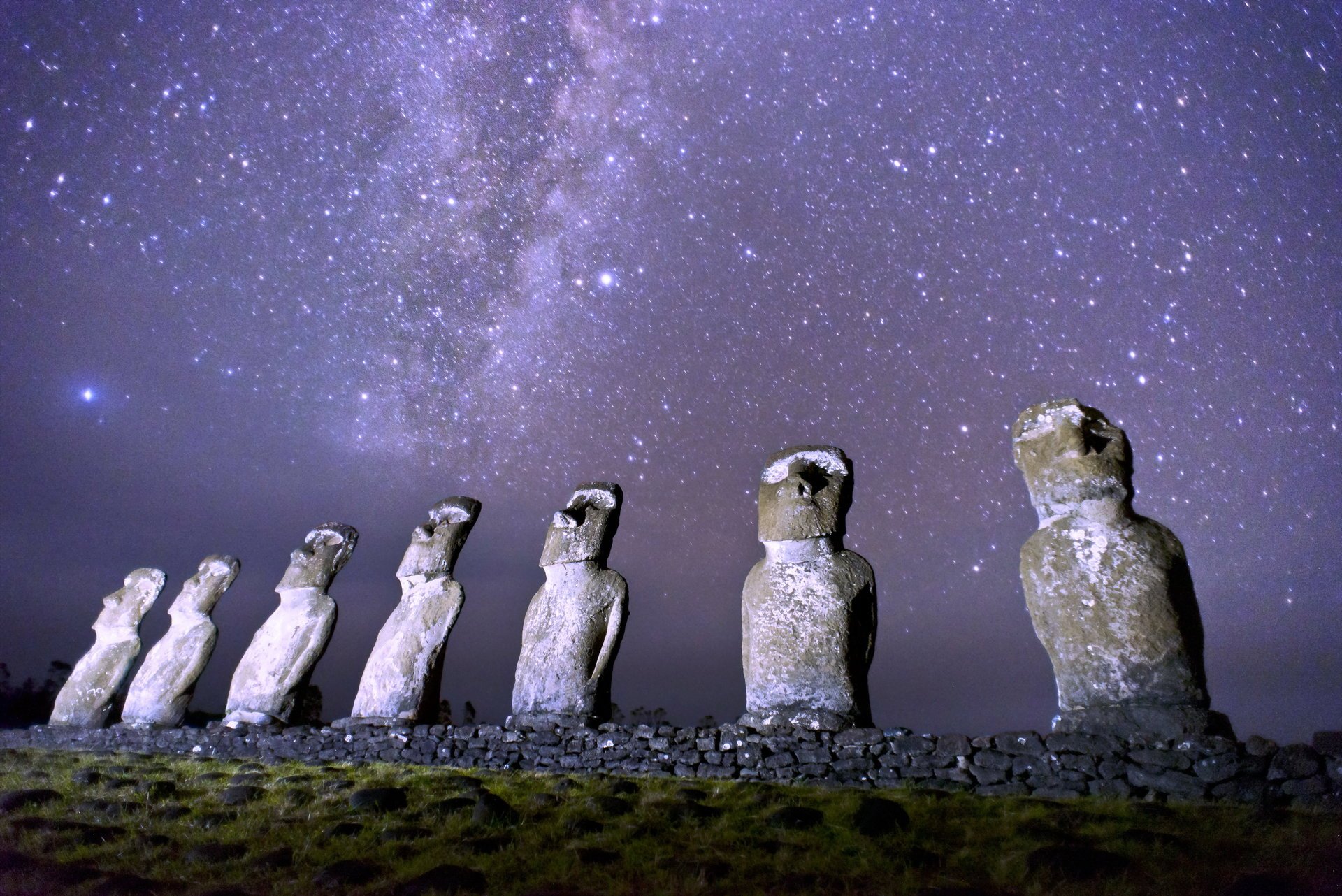 antiguo ostorv pascua rapa nui estatuas de moai noche vía láctea nubes de magelan estrellas