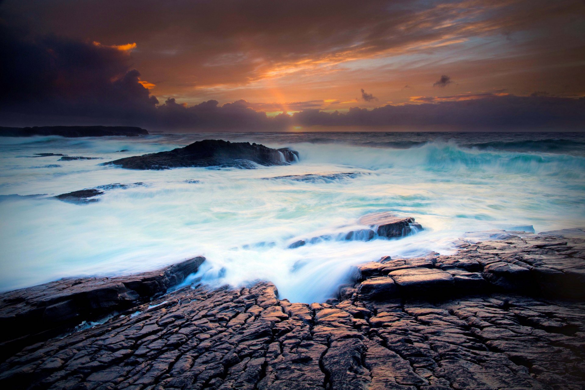 irlanda claire puerto español costa oeste océano atlántico clima tormentoso otoño puesta de sol último rayo nubes olas rocas arroyos exposición hopkins foto