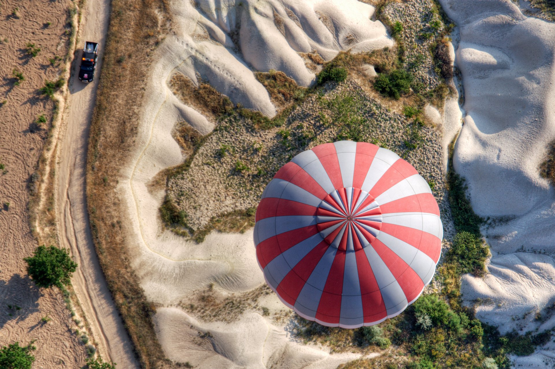 pallone deserto strada macchina vista altezza