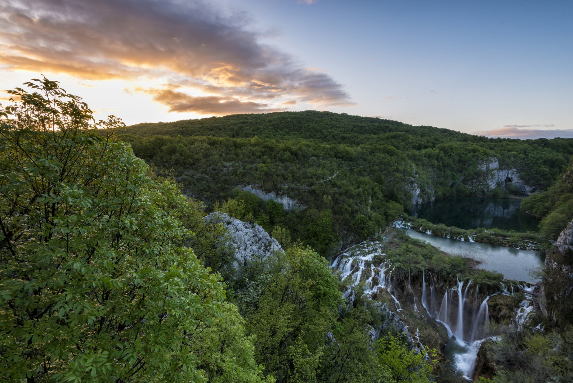 nationalpark kroatien aussicht see wasserfälle berge bäume morgen