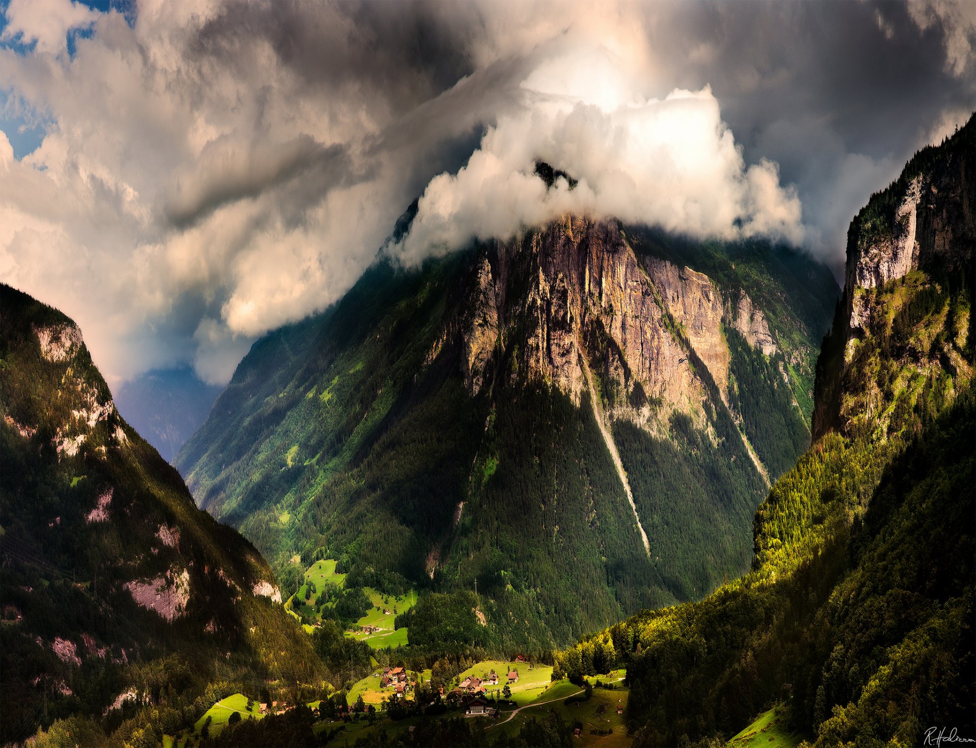 schweiz berge tal schlucht häuser ansicht wald wolken