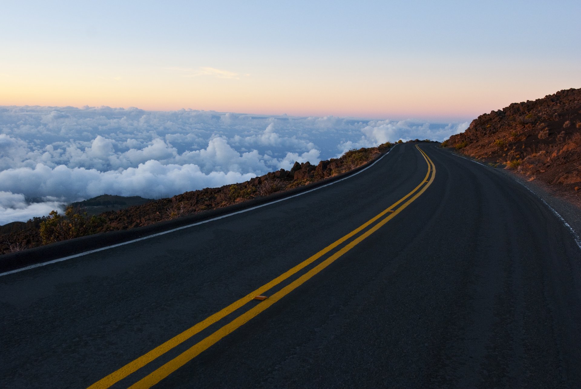 carretera marcas montañas rocas cielo nubes horizonte