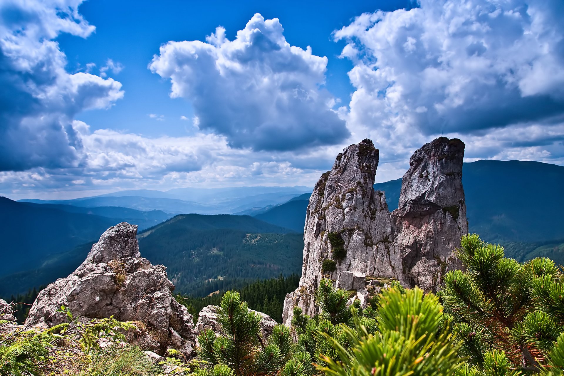 montagnes roches arbres arbuste ciel nuages