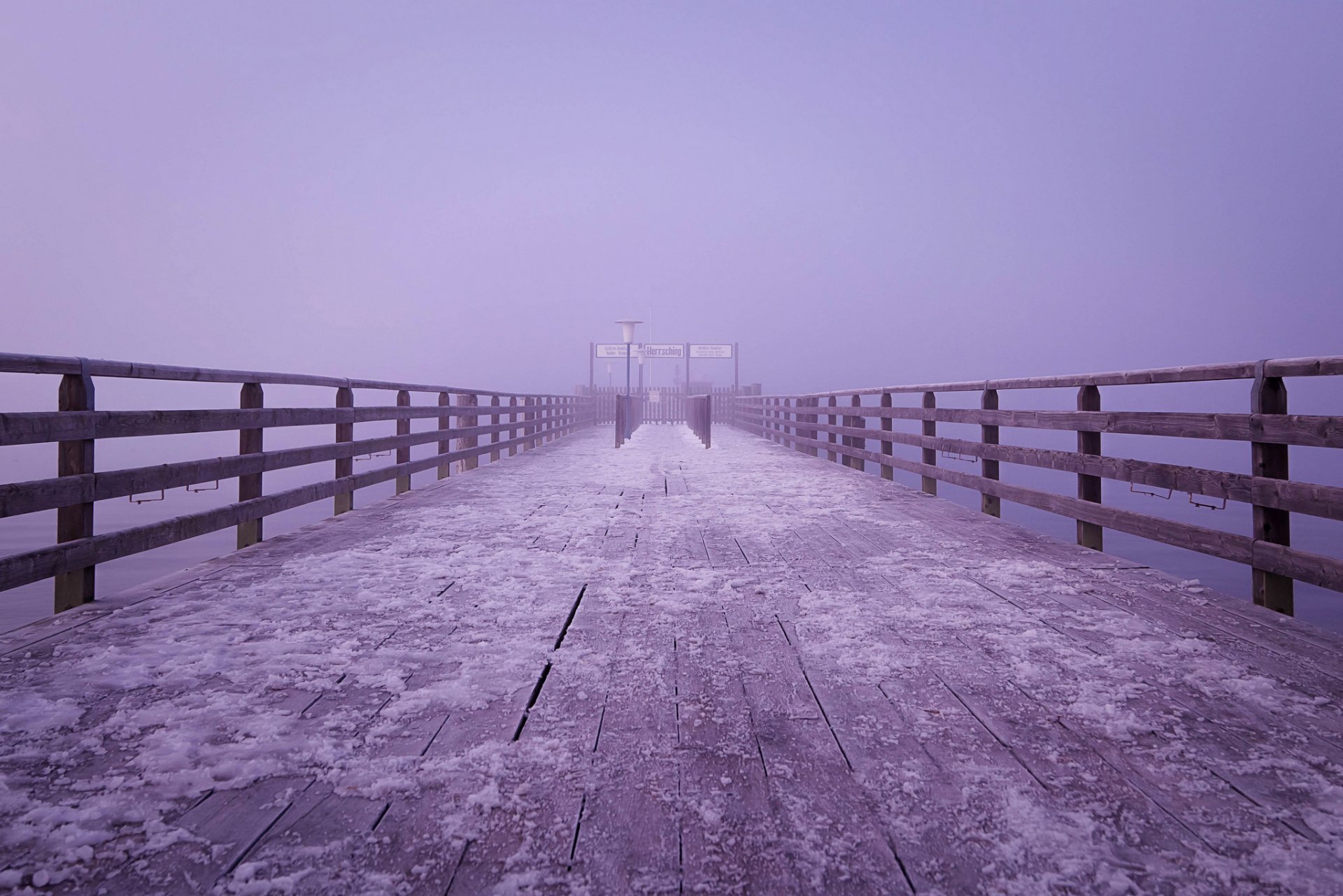 alemania invierno nieve lago madera puente linterna placa niebla lila fondo