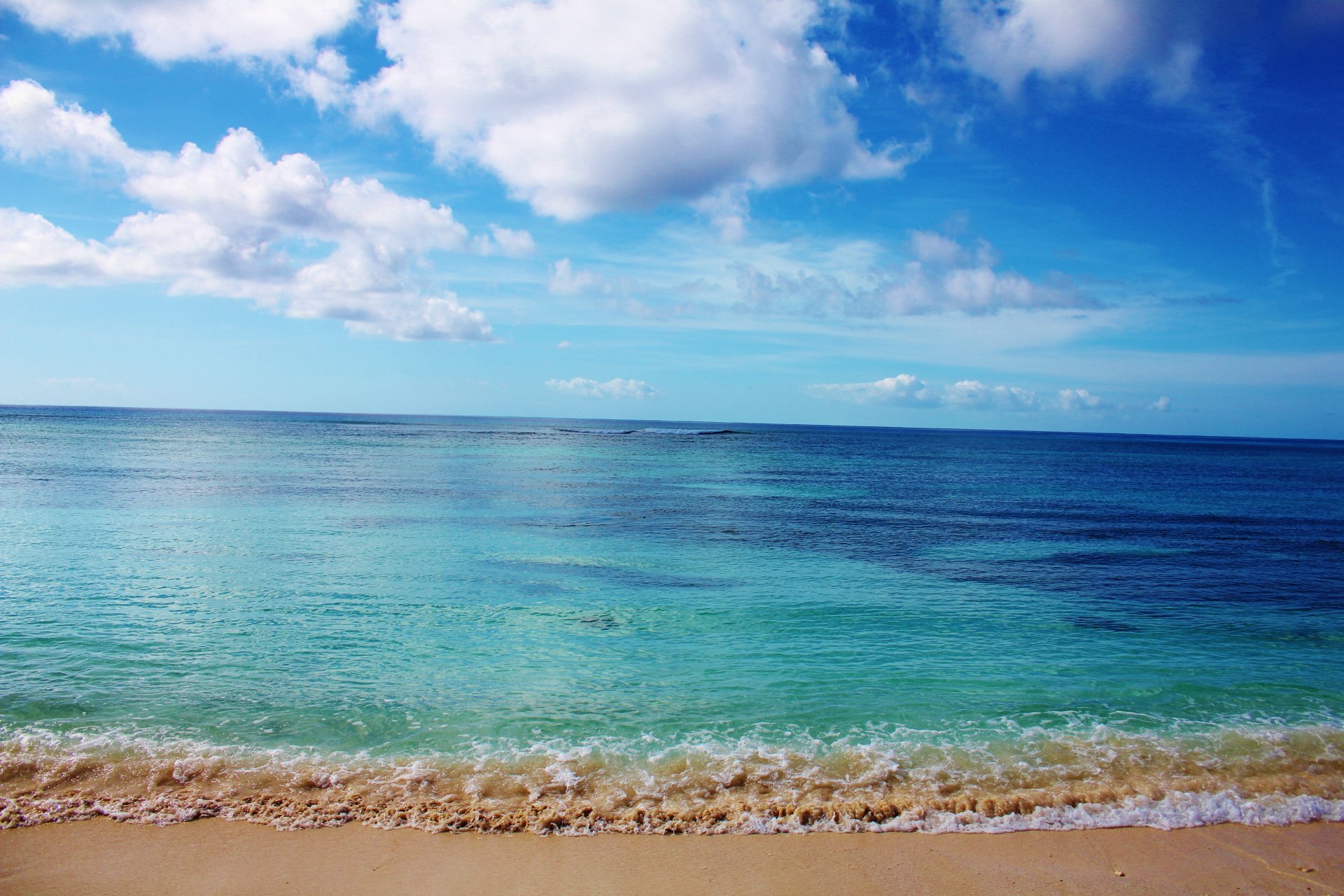 paisaje playa mar arena olas cielo azul nubes