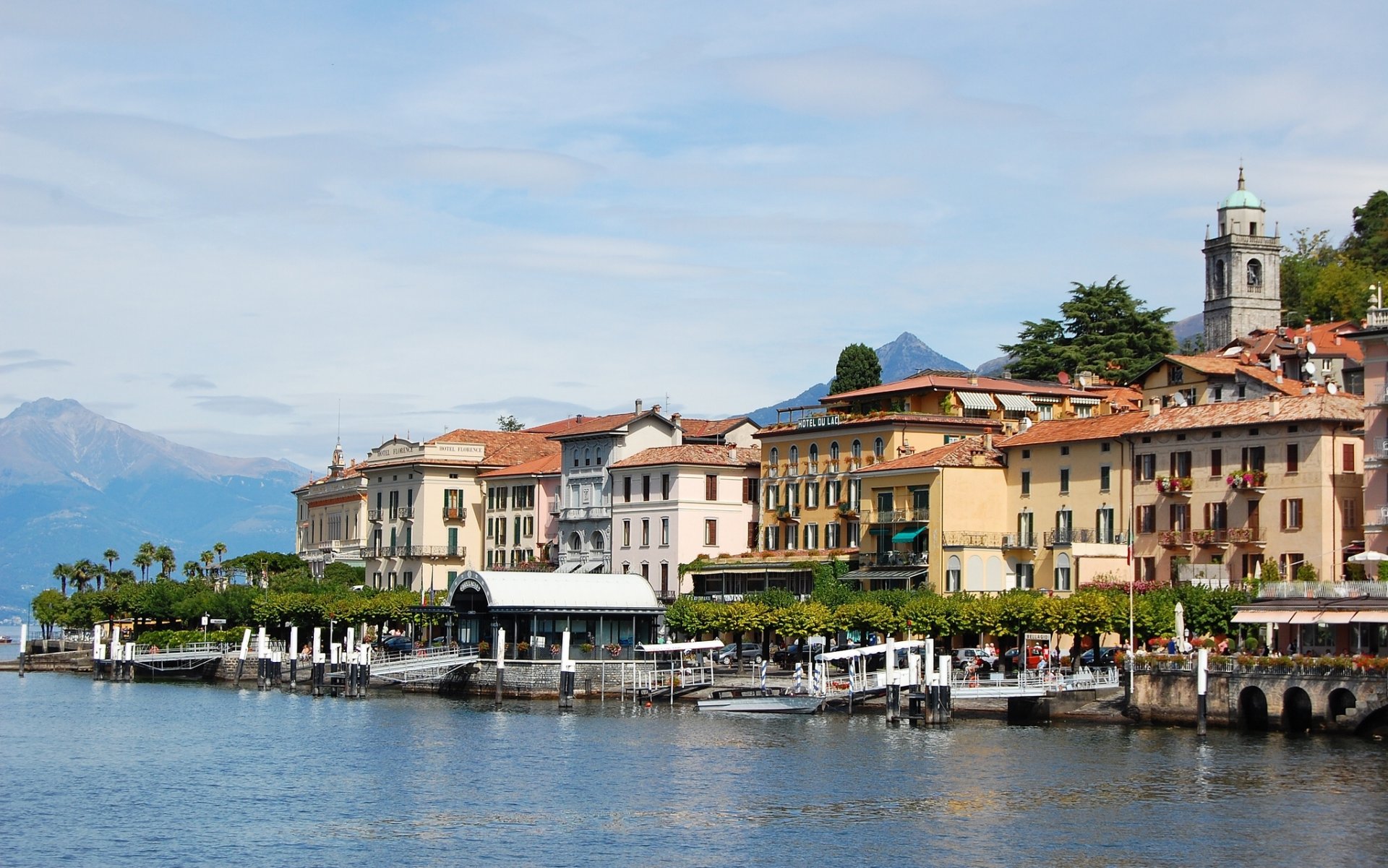 bellagio lombardia italia lago di como bellagio lungomare paesaggio edifici moli montagne