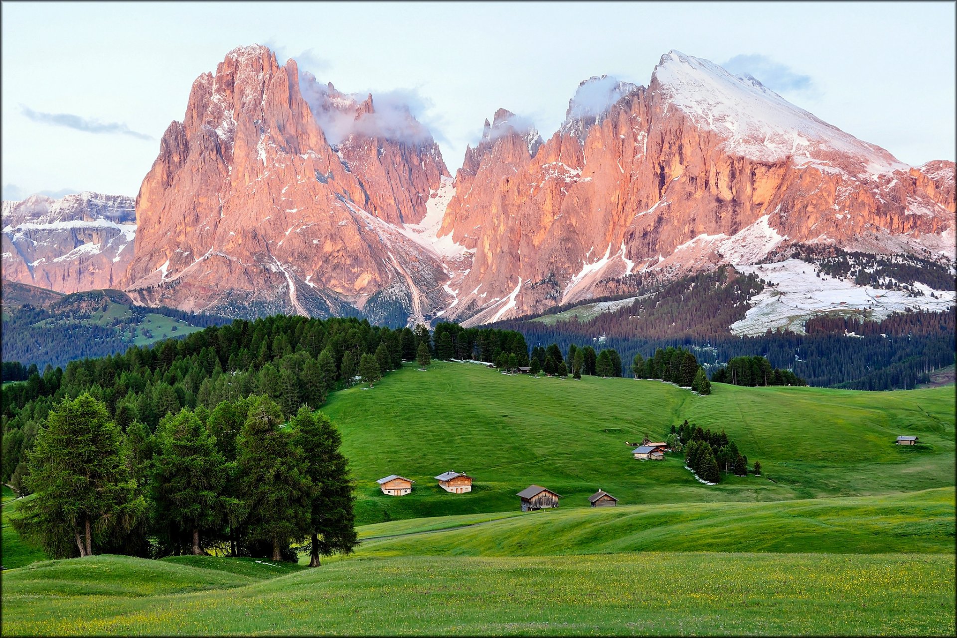 enrosadira italia montagne foresta case estate