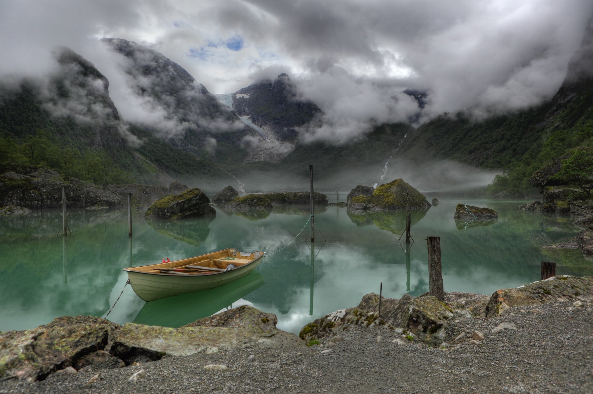 montagne lago barca nebbia bondhus norvegia