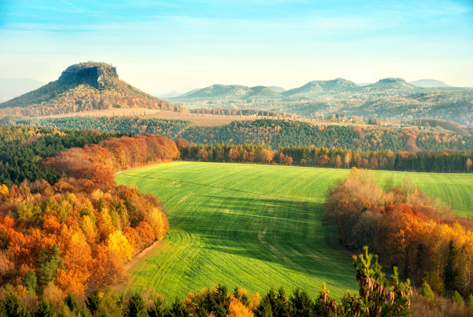 elbsandsteingebirge эльбские песчаниковые горы sächsische schweiz саксонская швейцария германия осень природа холмы деревья листья желтые оранжевые пейзаж