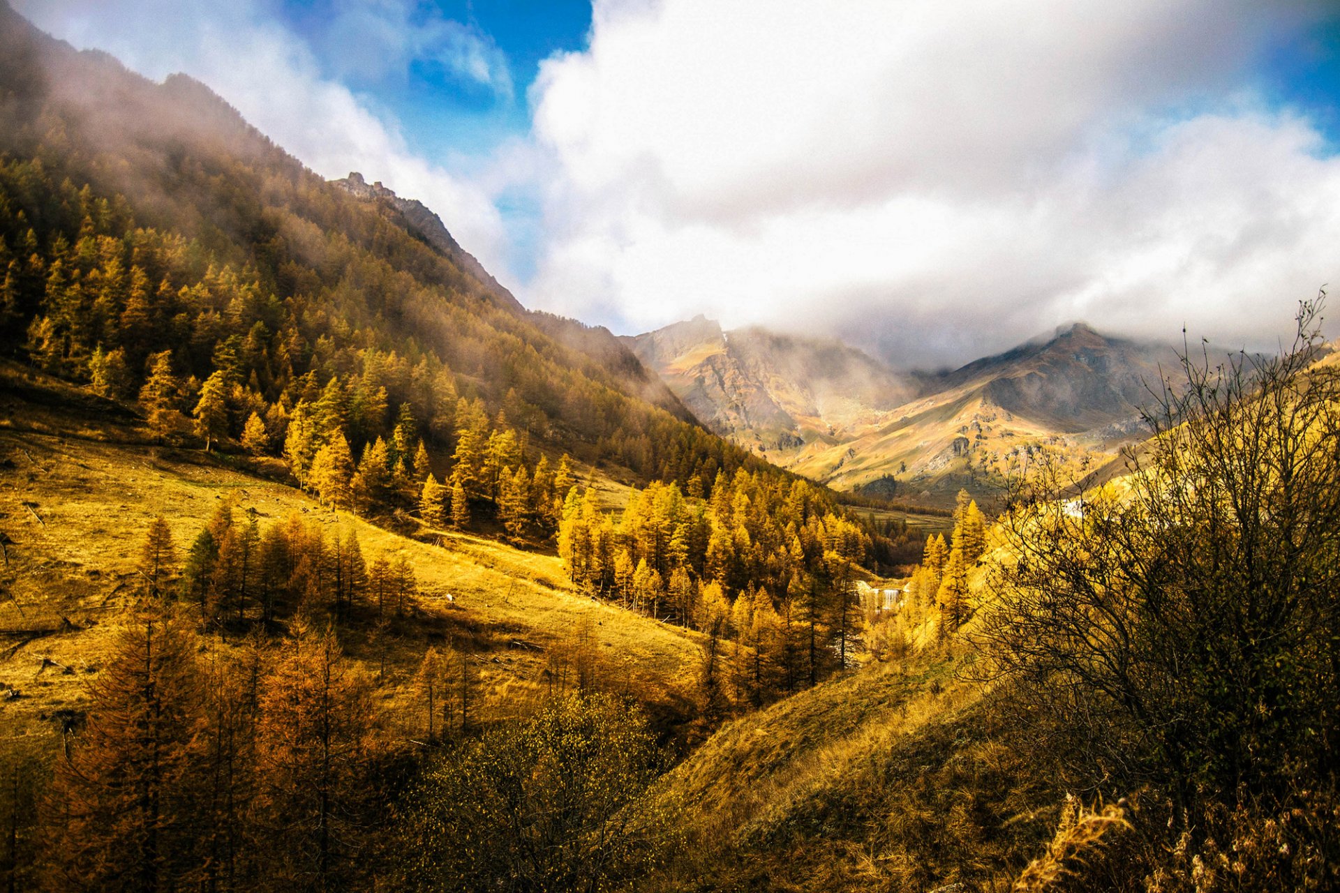 chianale piemont italia italien berge hügel bäume herbst himmel wolken natur landschaft