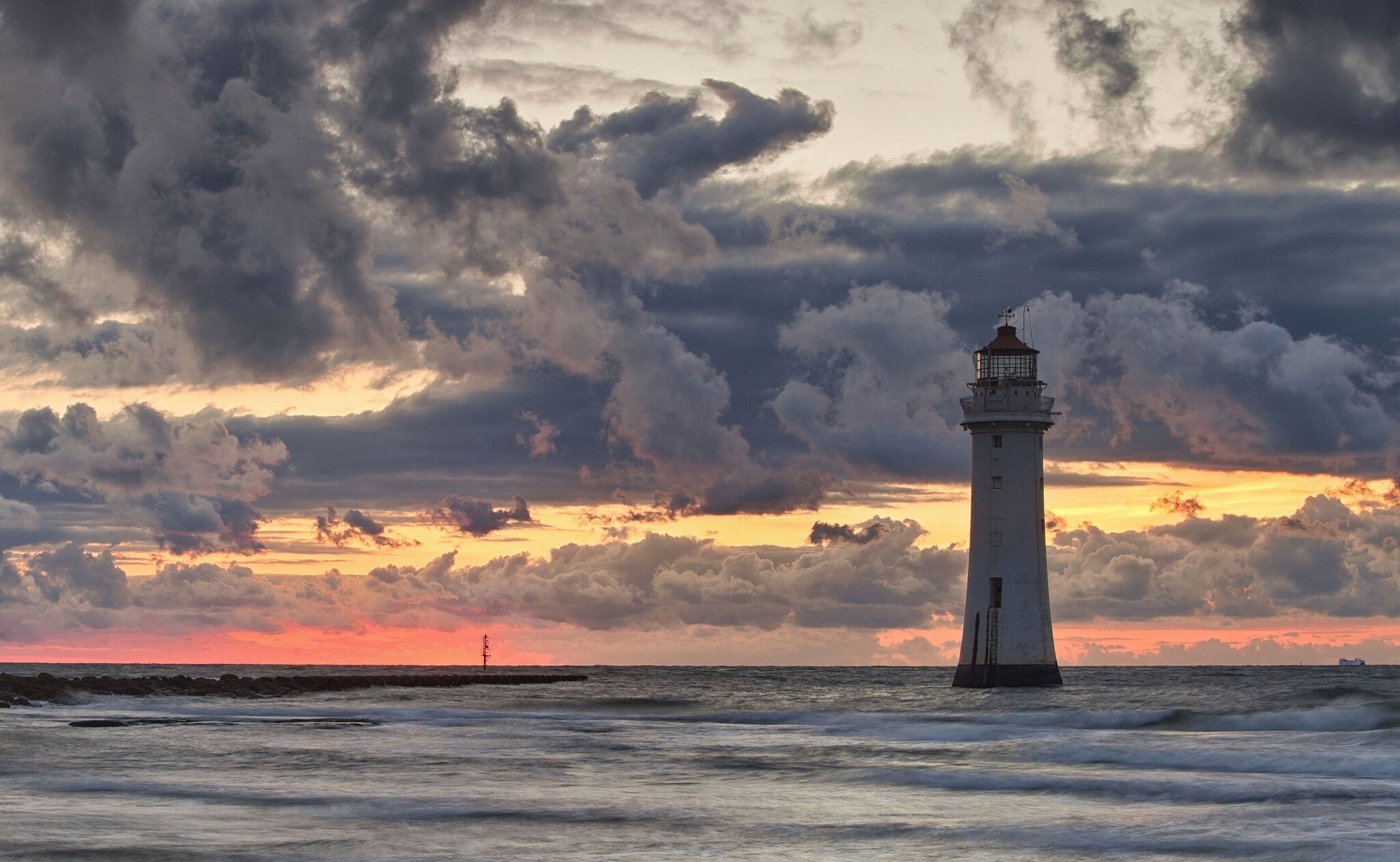 leuchtturm meer wolken