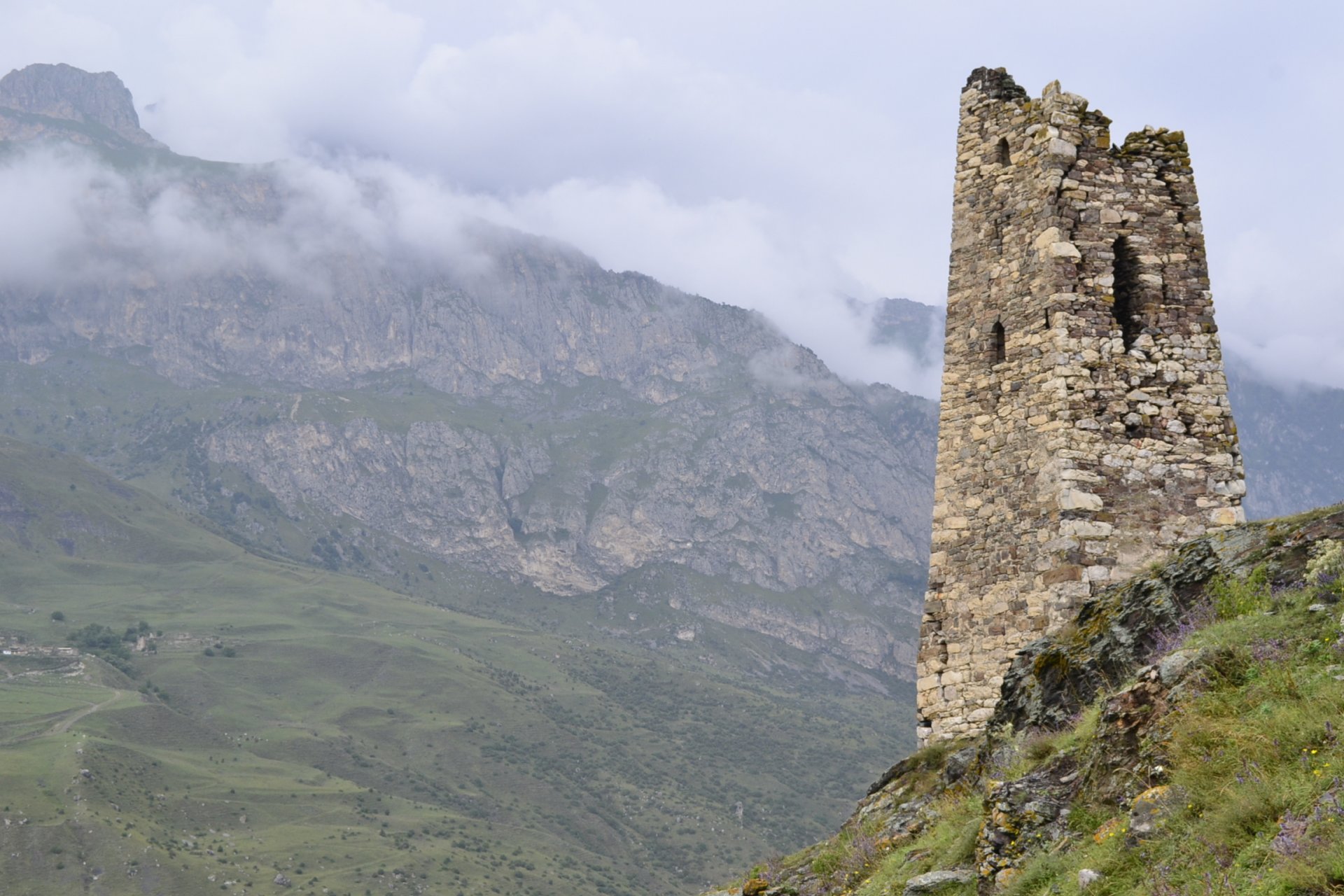 rusia montañas cáucaso osetia del norte fiagdon paisaje naturaleza cielo hierba torre nada osetia hd