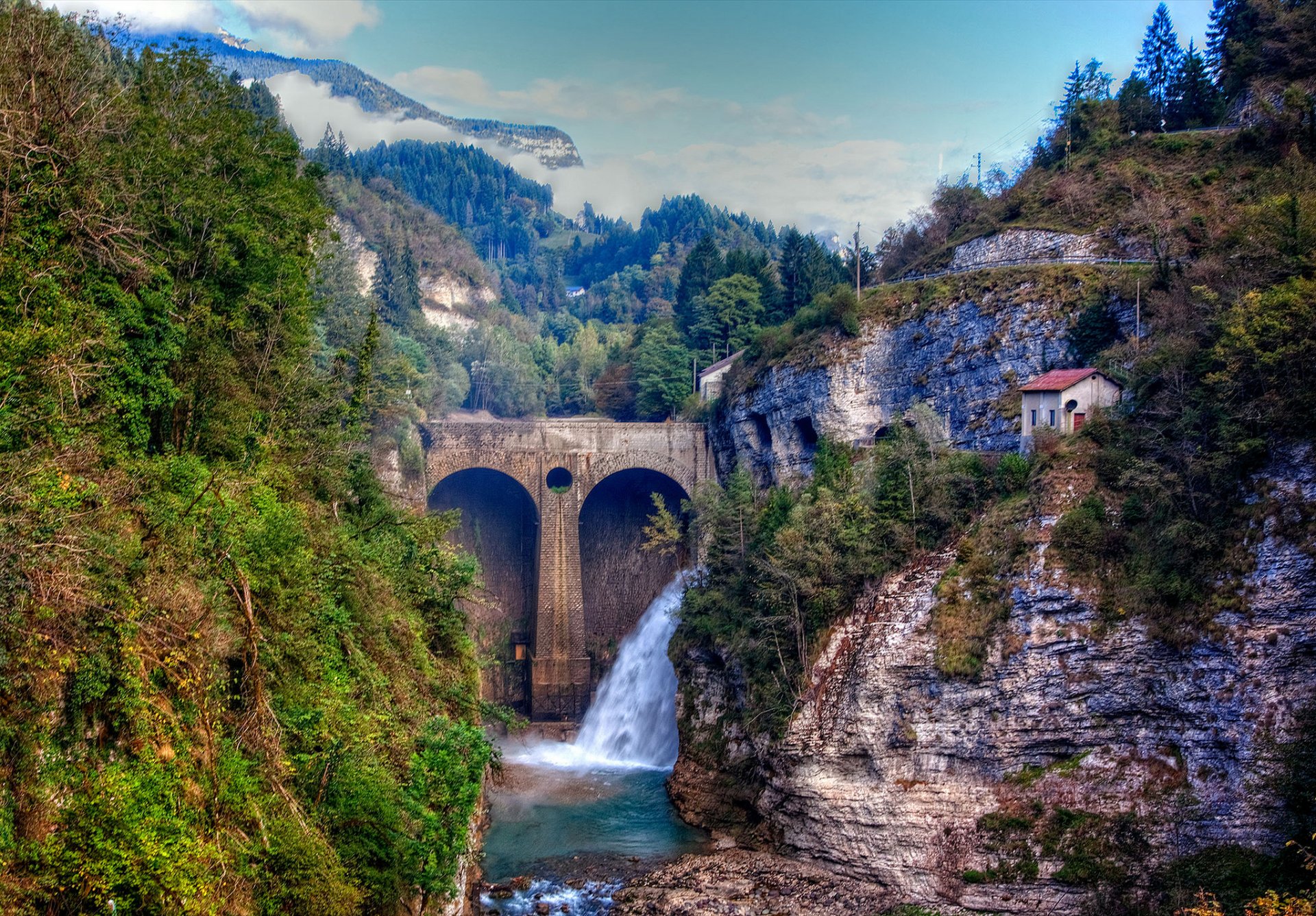 montagnes forêt rivière cascade