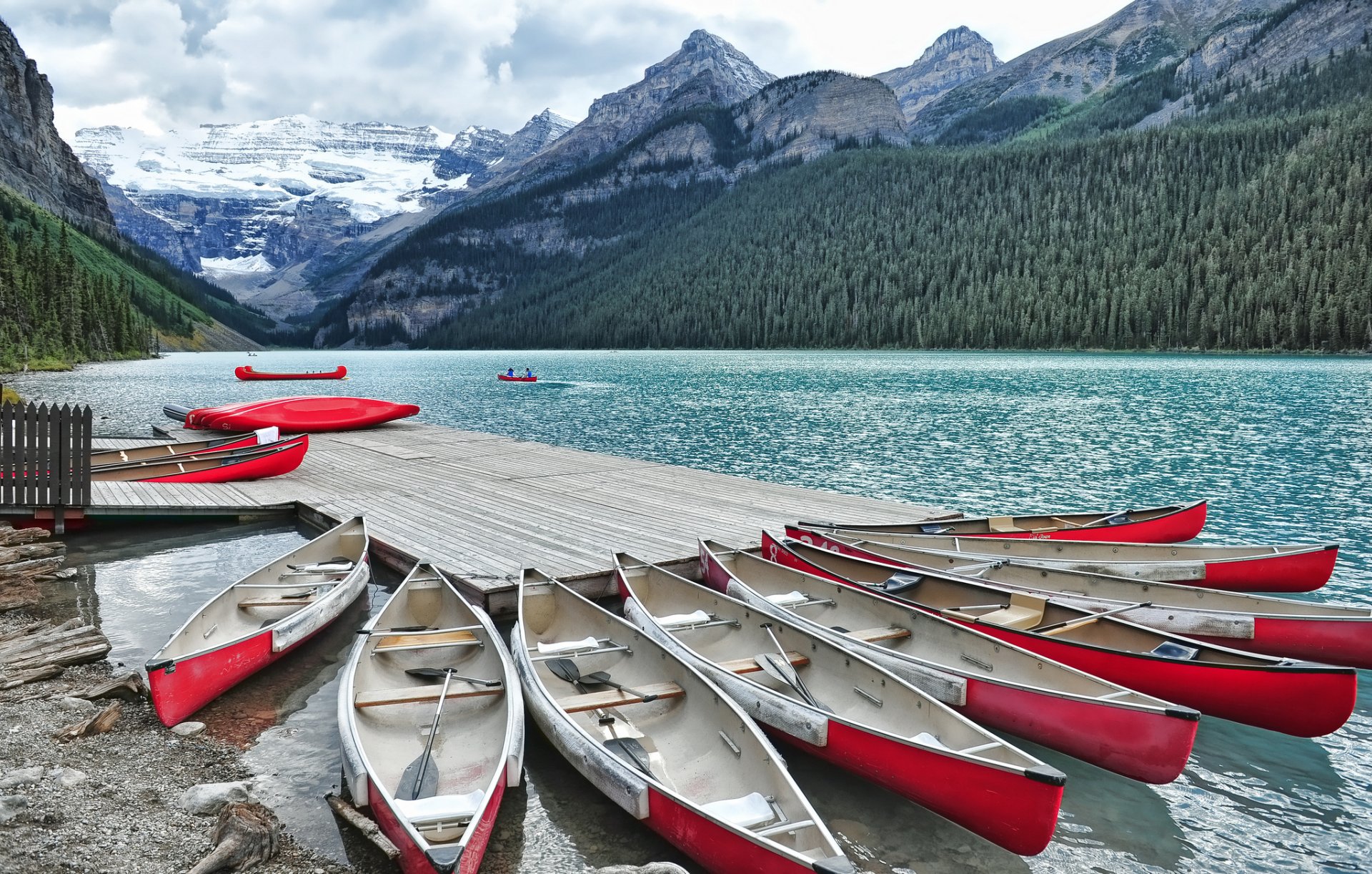 lake louise alberta kanada pier berge kanu