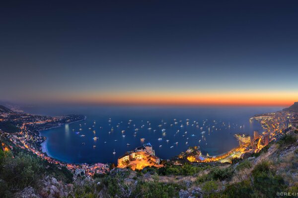 Stadt Monaco am Abend vom hohen Berg