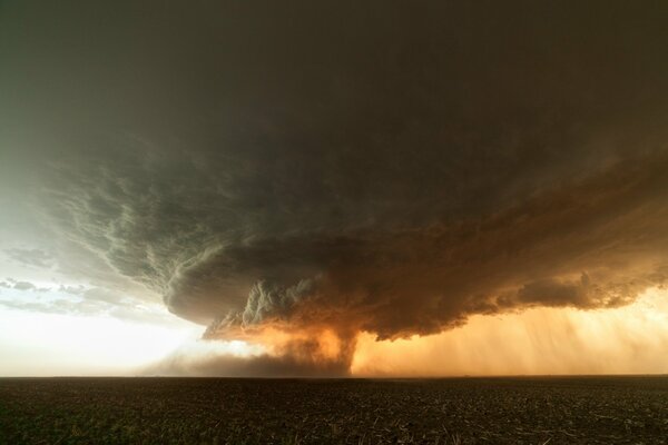 Spektakulärer Blick auf einen Tornado in einem Feld in Texas