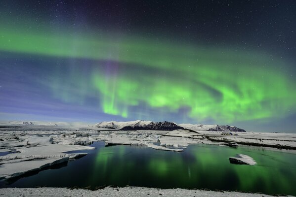 Aurores boréales dans le ciel au milieu de la glace