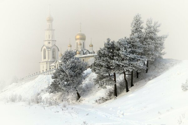 Paisaje de invierno con iglesia en Surgut